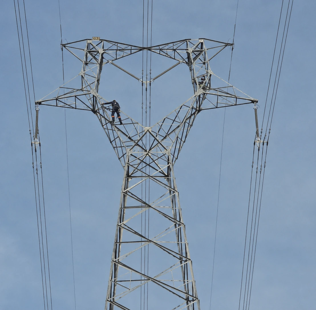 Torre de transmissão com profissional em atividade técnica