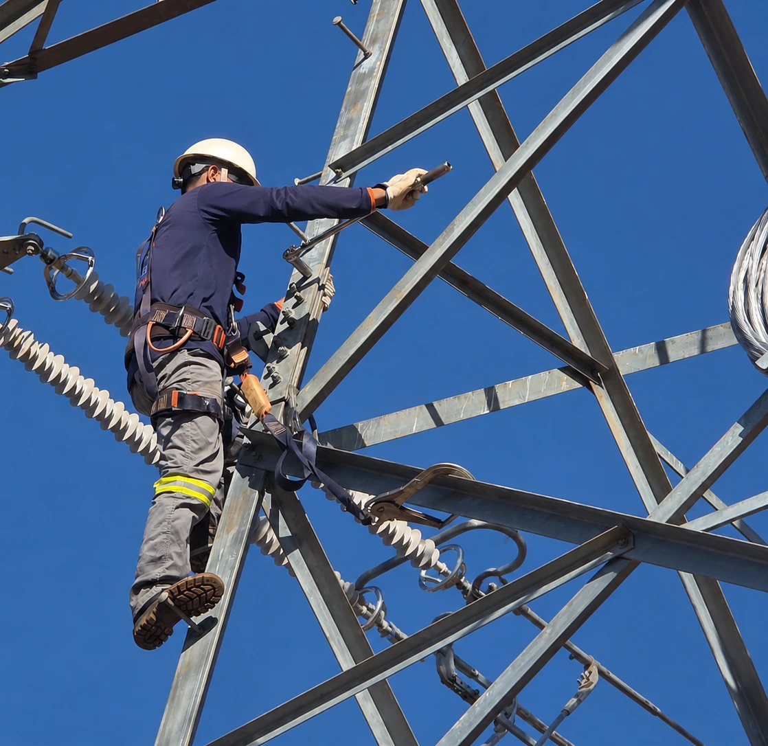 Profissional em atividade técnica em torre de transmissão