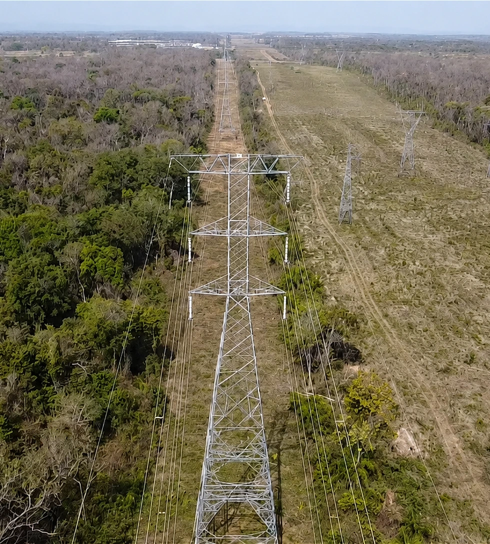 Vista aérea de corredor de linha de transmissão